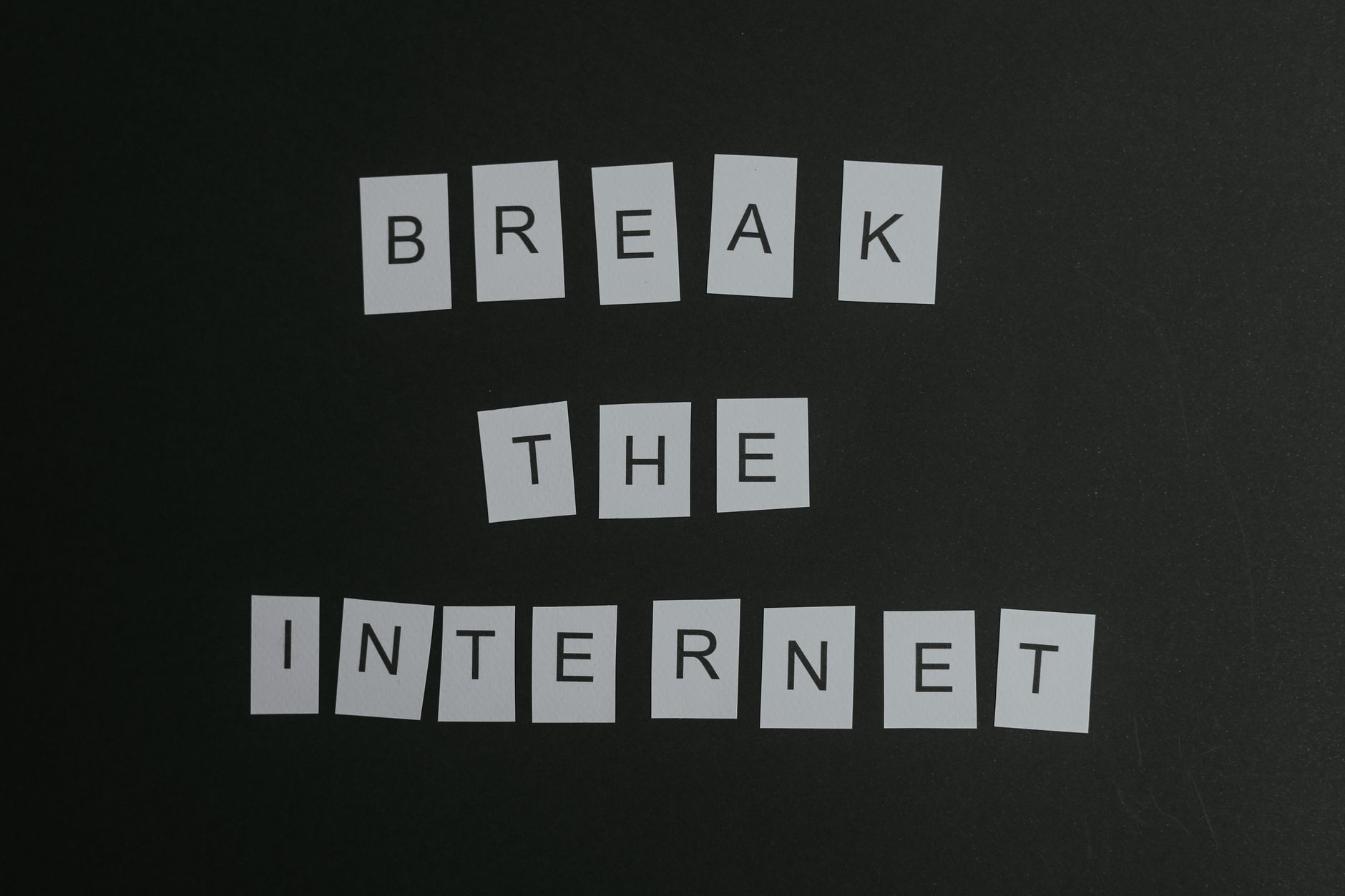 Conceptual flat lay of 'Break the Internet' message with white letters on a black background. — Rodeo Slot Casino: Von den En