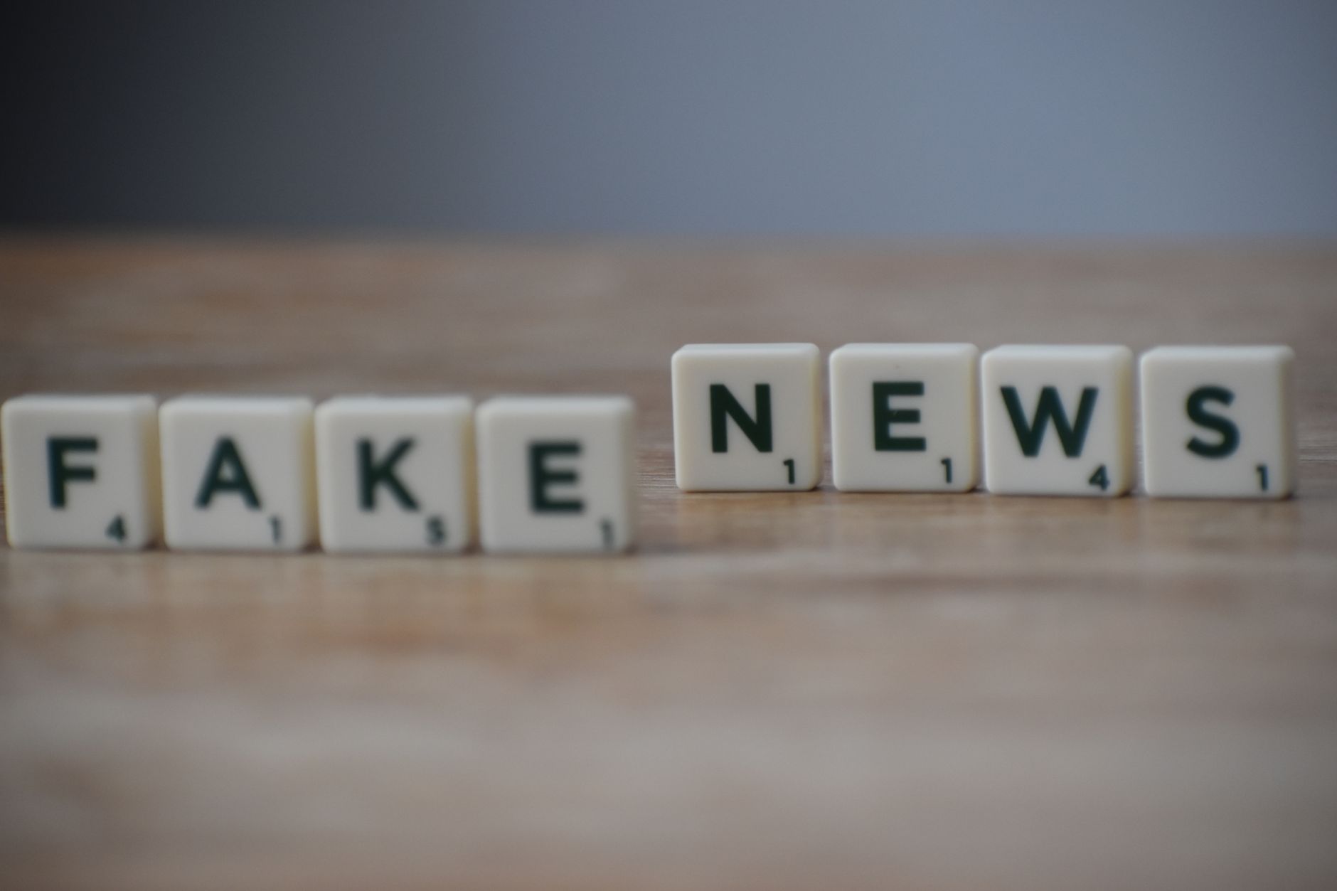 Scrabble tiles spelling 'Fake News' on a wooden surface highlighting misinformation. — Was erwarten die Spieler von Roulettin